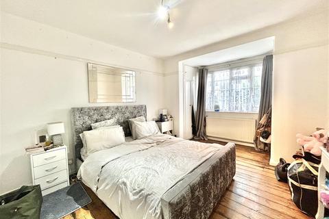 3 bedroom flat for sale, Leigh Heath Court, London Road, Leigh On Sea