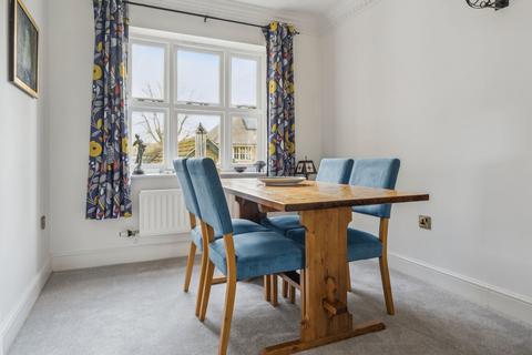 2 bedroom flat for sale, Reynolds Road, Beaconsfield, HP9