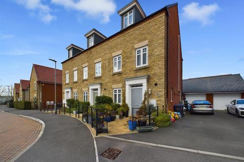 3 bedroom townhouse for sale, Dew Way, Calne SN11