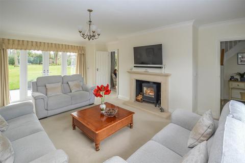 4 bedroom detached house for sale, Ingrave Road, Brentwood