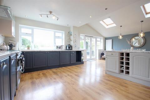 4 bedroom semi-detached house for sale, The Villas, Great Hatfield