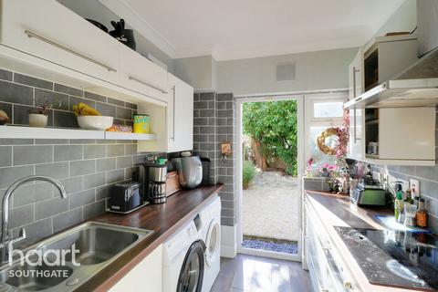 2 bedroom maisonette for sale, Russell Road, London