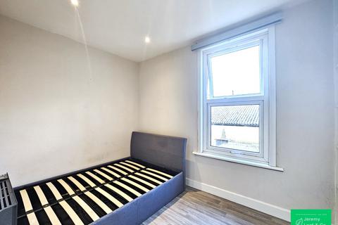 Studio to rent, High Road, East Finchley, N2