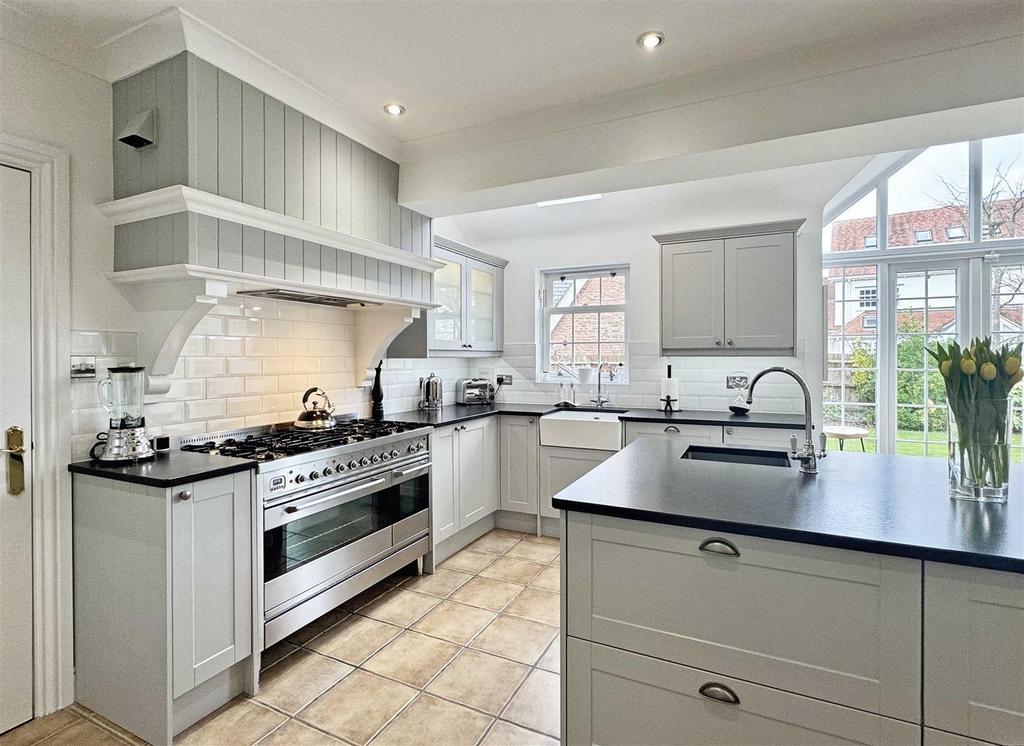Kitchen b.jpg