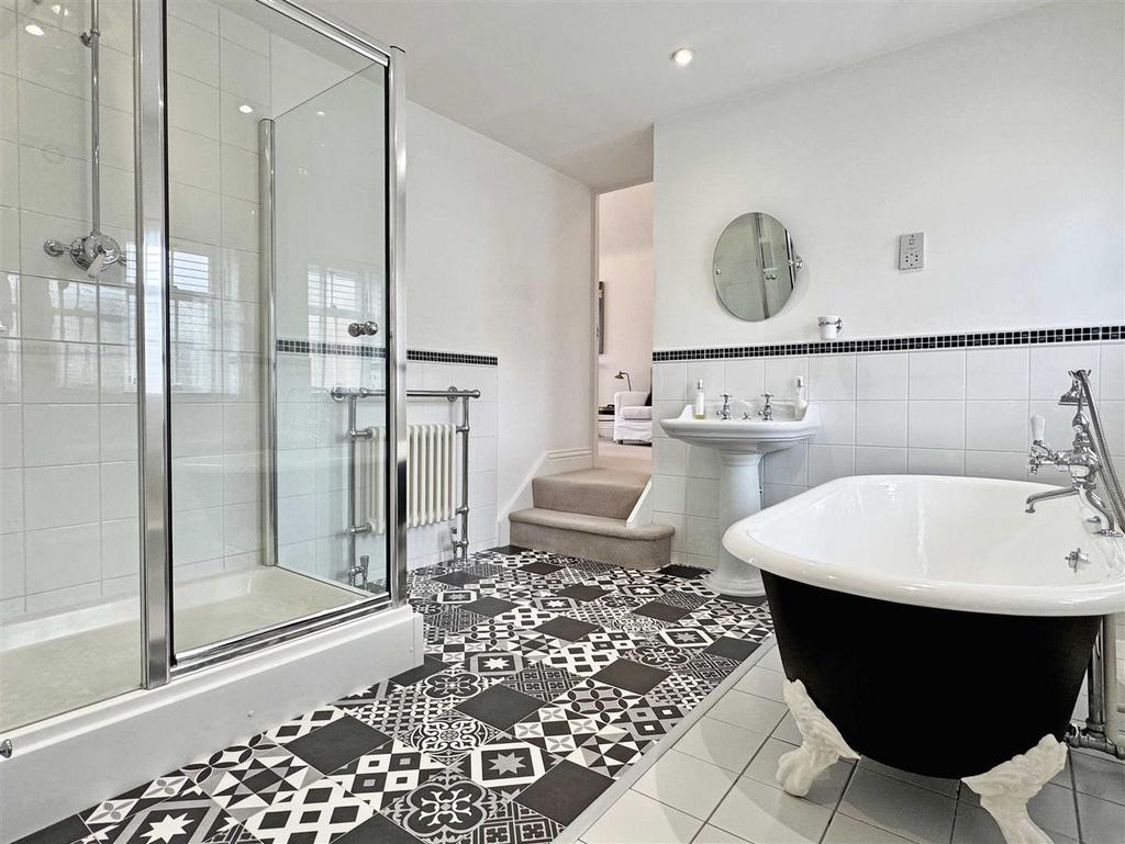 En-Suite To Master b.jpg