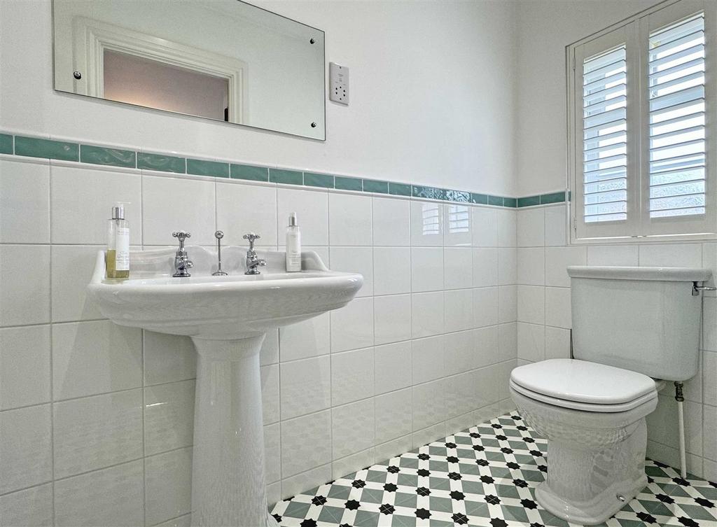 En-Suite To Bedroom 3.jpg