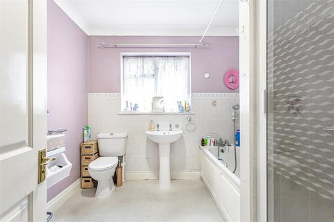 3 bedroom end of terrace house for sale, Wolsey Road, Ashford TW15