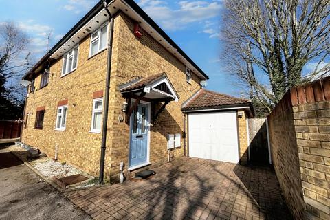 2 bedroom semi-detached house to rent, Stanhope Road, Slough SL1