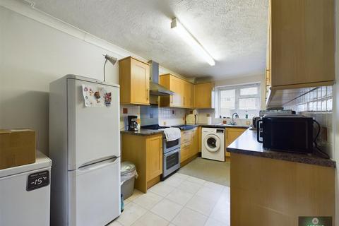 2 bedroom flat for sale, Victor Court, Pound Hill RH10