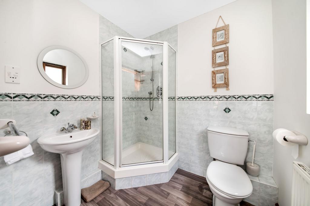 En suite to bedroom five