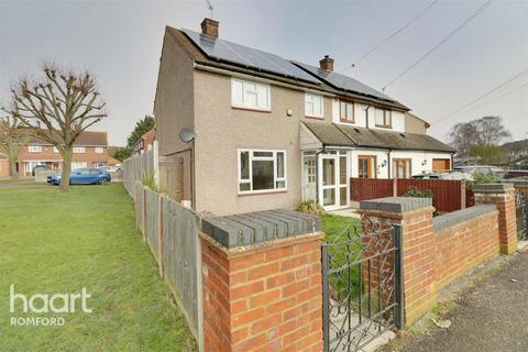 3 bedroom semi-detached house to rent, Charlbury Crescent, ROMFORD