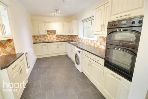 3 bedroom semi-detached house to rent, Charlbury Crescent, ROMFORD