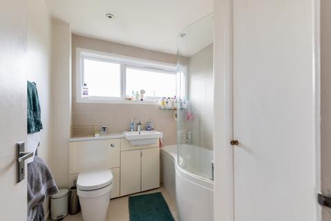 3 bedroom flat to rent, Mayford Road Balham SW12