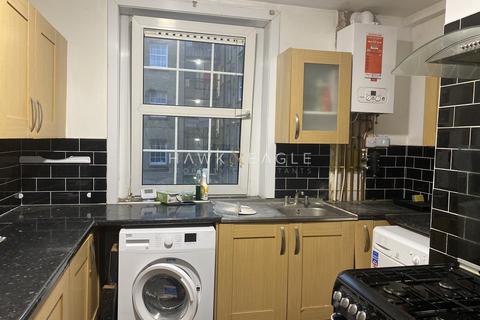 1 bedroom in a flat share to rent, Bow Road, London, Greater London. E3