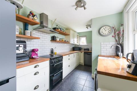 7 Albert Road, Merstham, Redhill, RH1 3LU