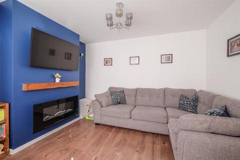 4 bedroom semi-detached house for sale, Wynmore Drive, Huddersfield. HD3