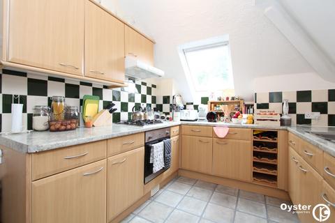 2 bedroom flat to rent, Green Lane, Northwood, HA6