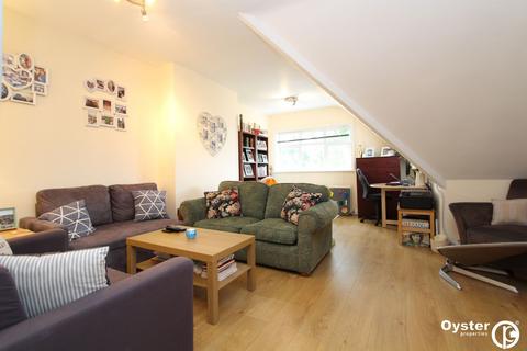 2 bedroom flat to rent, Green Lane, Northwood, HA6