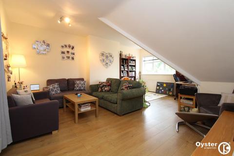 2 bedroom flat to rent, Green Lane, Northwood, HA6