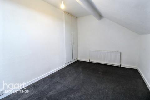 4 bedroom terraced house to rent, Harehills Place, Leeds