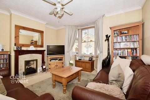 3 bedroom terraced house to rent, Glovers Road Reigate RH2