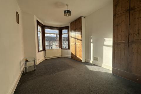 2 bedroom flat to rent, Kingswood Road Ilford Essex