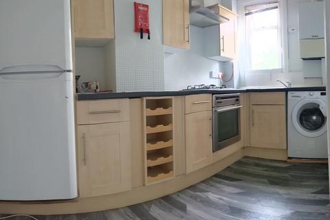 2 bedroom flat to rent, Kingswood Road Ilford Essex