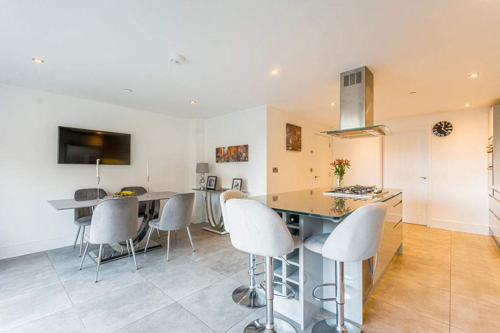 Open plan kitchen &amp; dining room