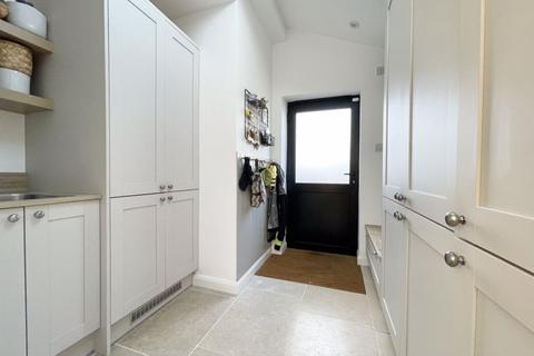 67 Greenways, Esher, KT10 0QJ