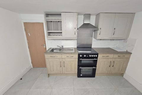 2 bedroom flat to rent, Stockport Road, Levenshulme, Manchester, M19