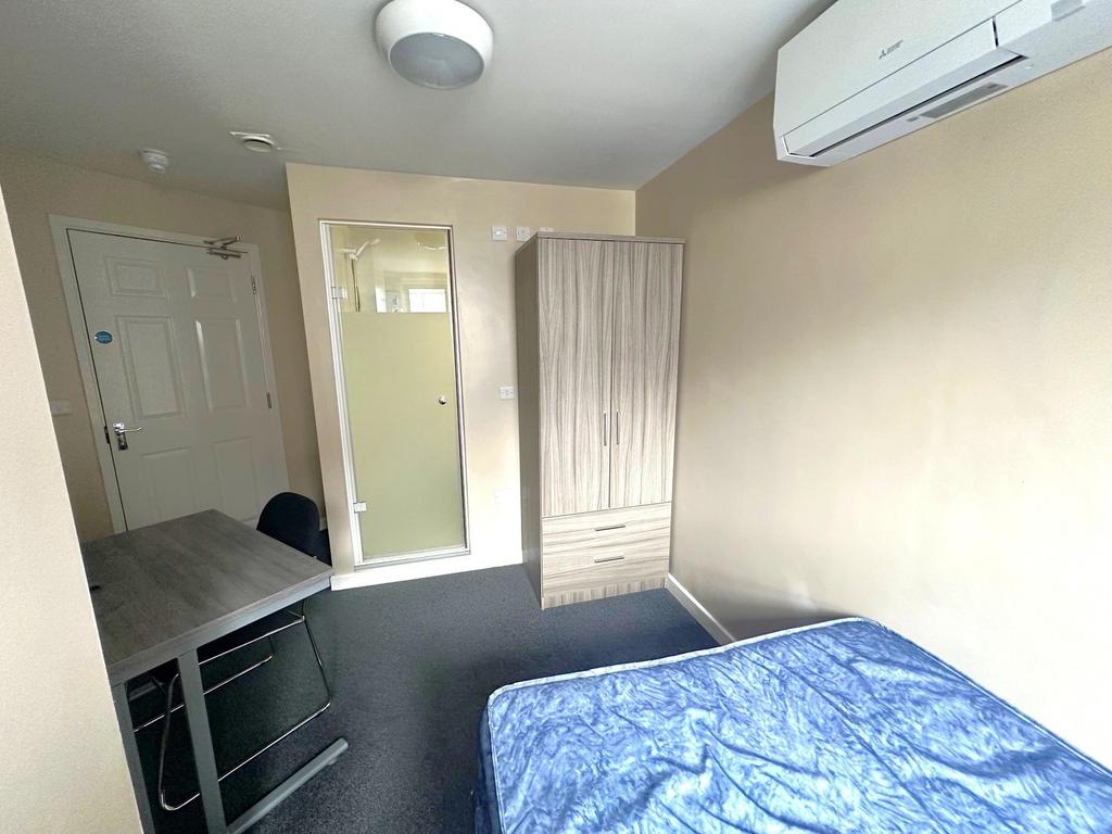 Bright, tidy single bedroom with built-in wardr...