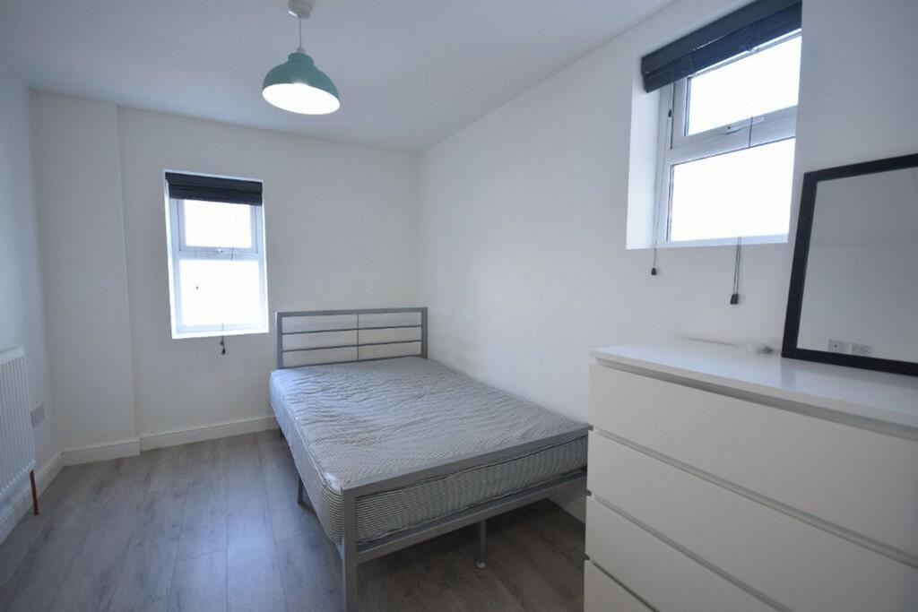 A bright and tidy double bedroom, perfect for s...