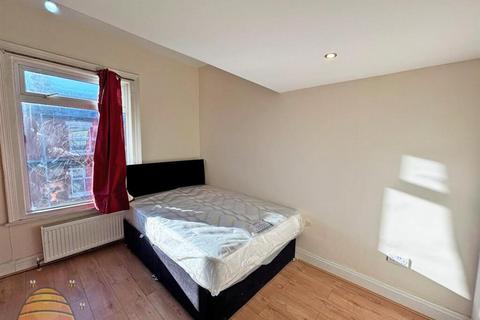 3 bedroom house to rent, Henbury Street, Manchester M14