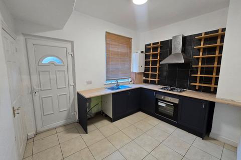 3 bedroom terraced house to rent, South View, Bradford, BD9