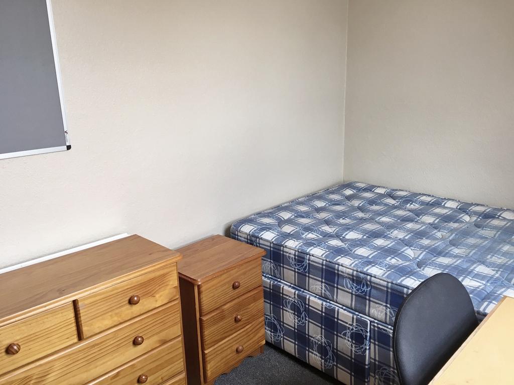 A cozy double bedroom featuring a comfortable b...