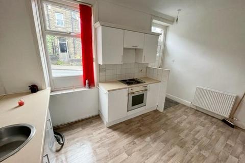 2 bedroom terraced house to rent, Emscote Avenue, Halifax