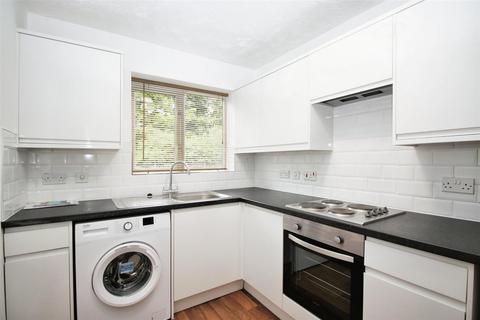 2 bedroom flat to rent, Redoubt Close, Hitchin SG4