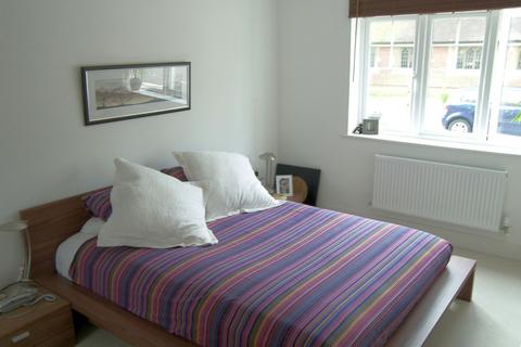 1 bedroom flat for sale, Manor Court, Thorpe Road, Staines-upon-Thames, Surrey, TW18