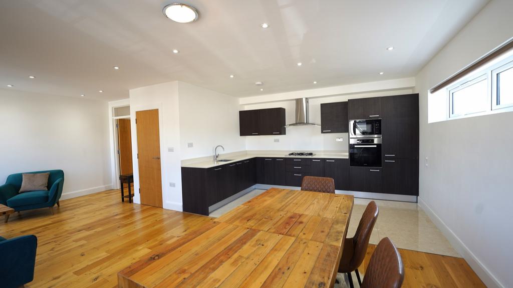 3 bed flat Iver