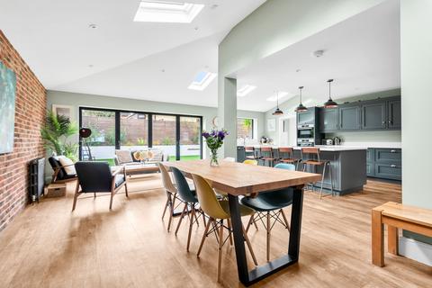 1 Furzefield Close, Chislehurst, BR7 5DE