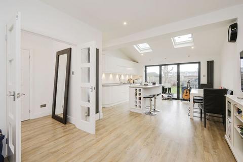 3 bedroom semi-detached house for sale, Greenway, London SW20