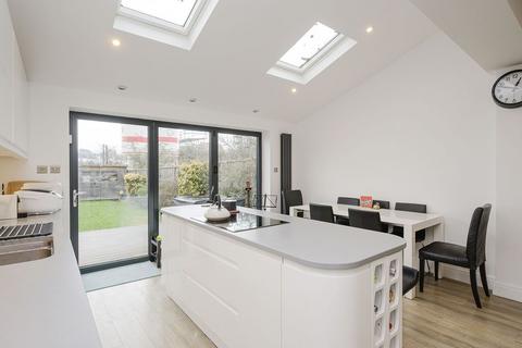 3 bedroom semi-detached house for sale, Greenway, London SW20