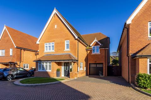 4 bedroom detached house for sale, Redwood Close, Merrow, GU1