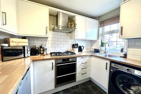 27 Cricketers Close, Chessington, KT9 1NL