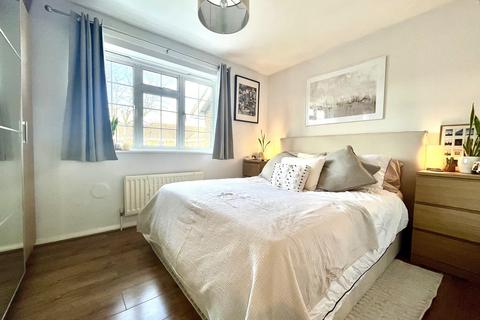 27 Cricketers Close, Chessington, KT9 1NL