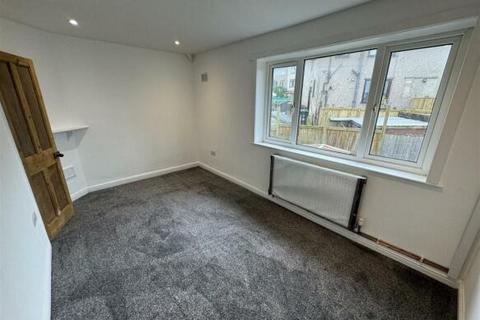 2 bedroom flat for sale, Broomhill Drive, Keighley, BD21