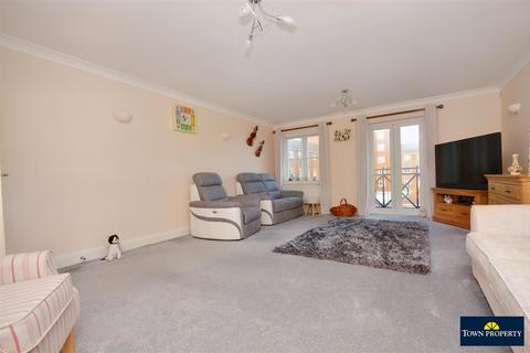 2 bedroom flat for sale, Martinique Way, Eastbourne