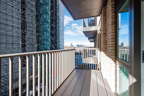 Studio to rent, Ellipse House, Royal Eden Docks, London, E16