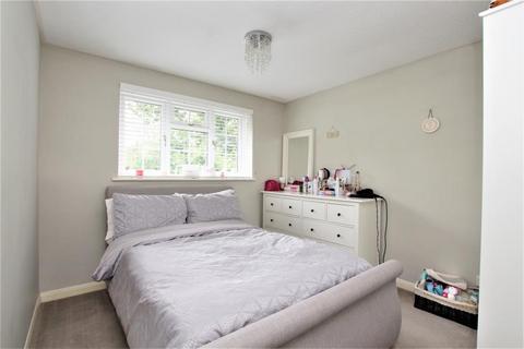 1 bedroom maisonette to rent, Ashley Road, Woking GU21