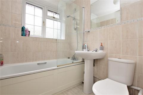 1 bedroom maisonette to rent, Ashley Road, Woking GU21